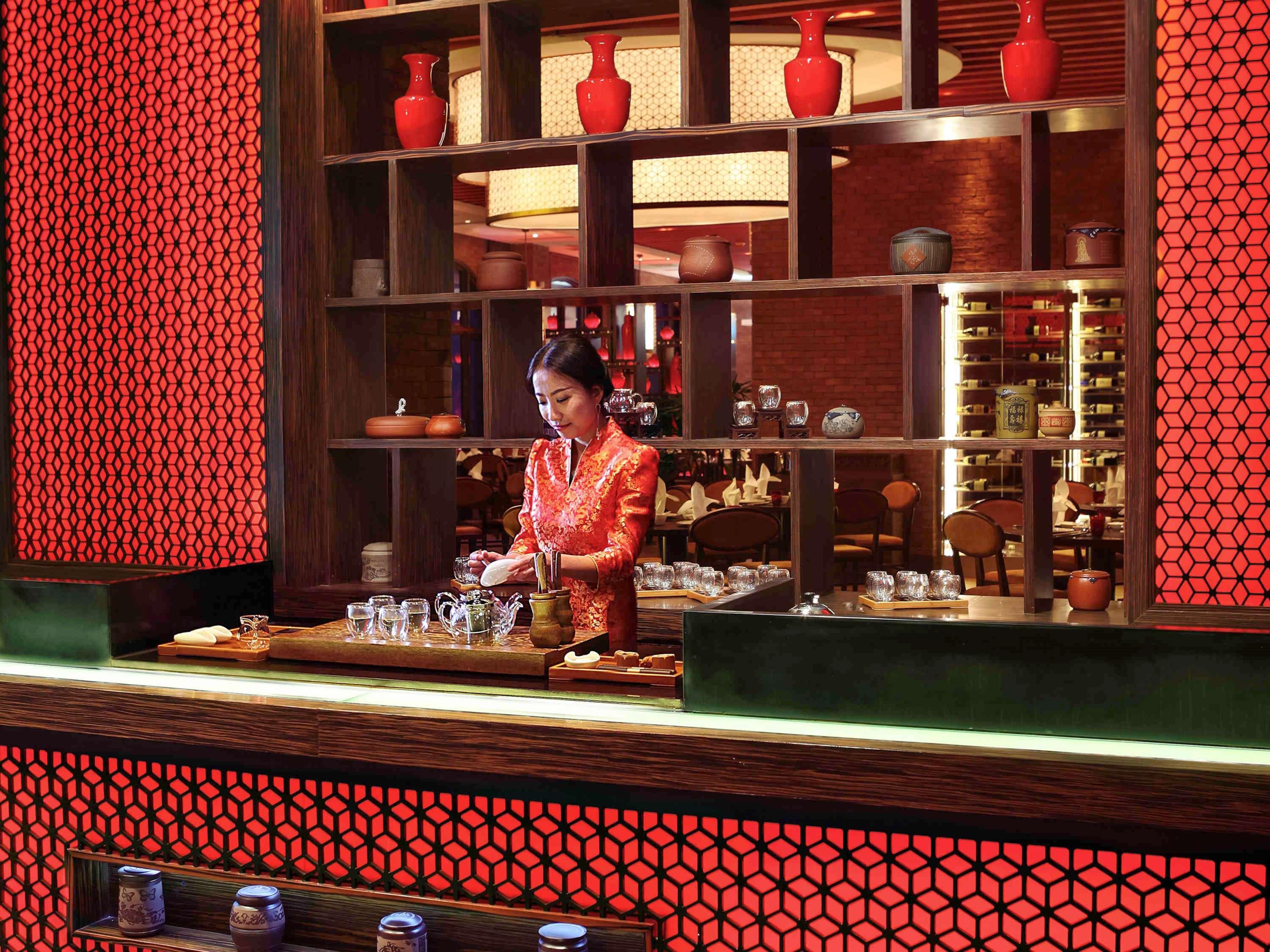 Hotel Sofitel Macau At Ponte 16 Exterior foto A bartender at work