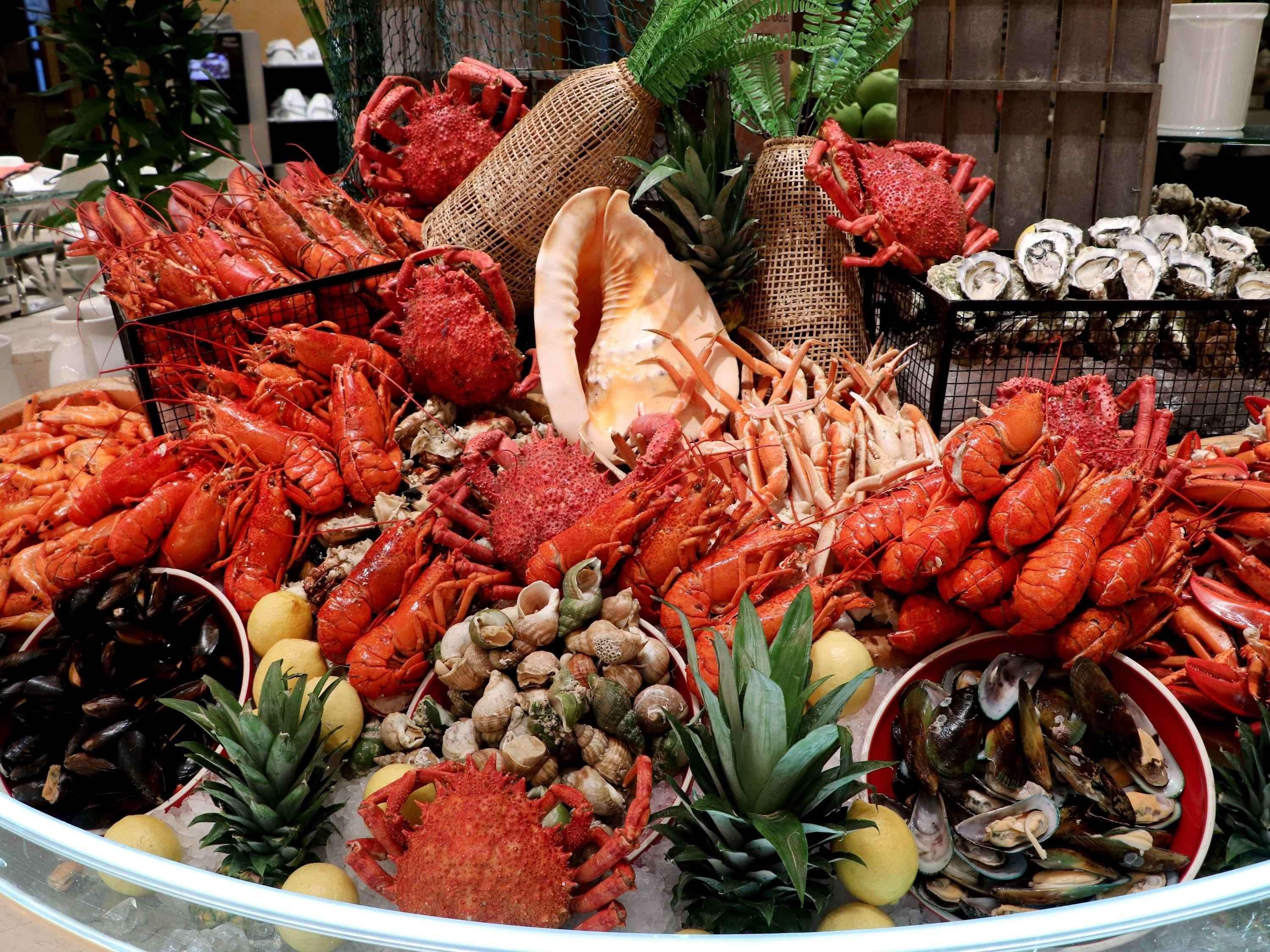 Hotel Sofitel Macau At Ponte 16 Exterior foto Seafood on display at a buffet
