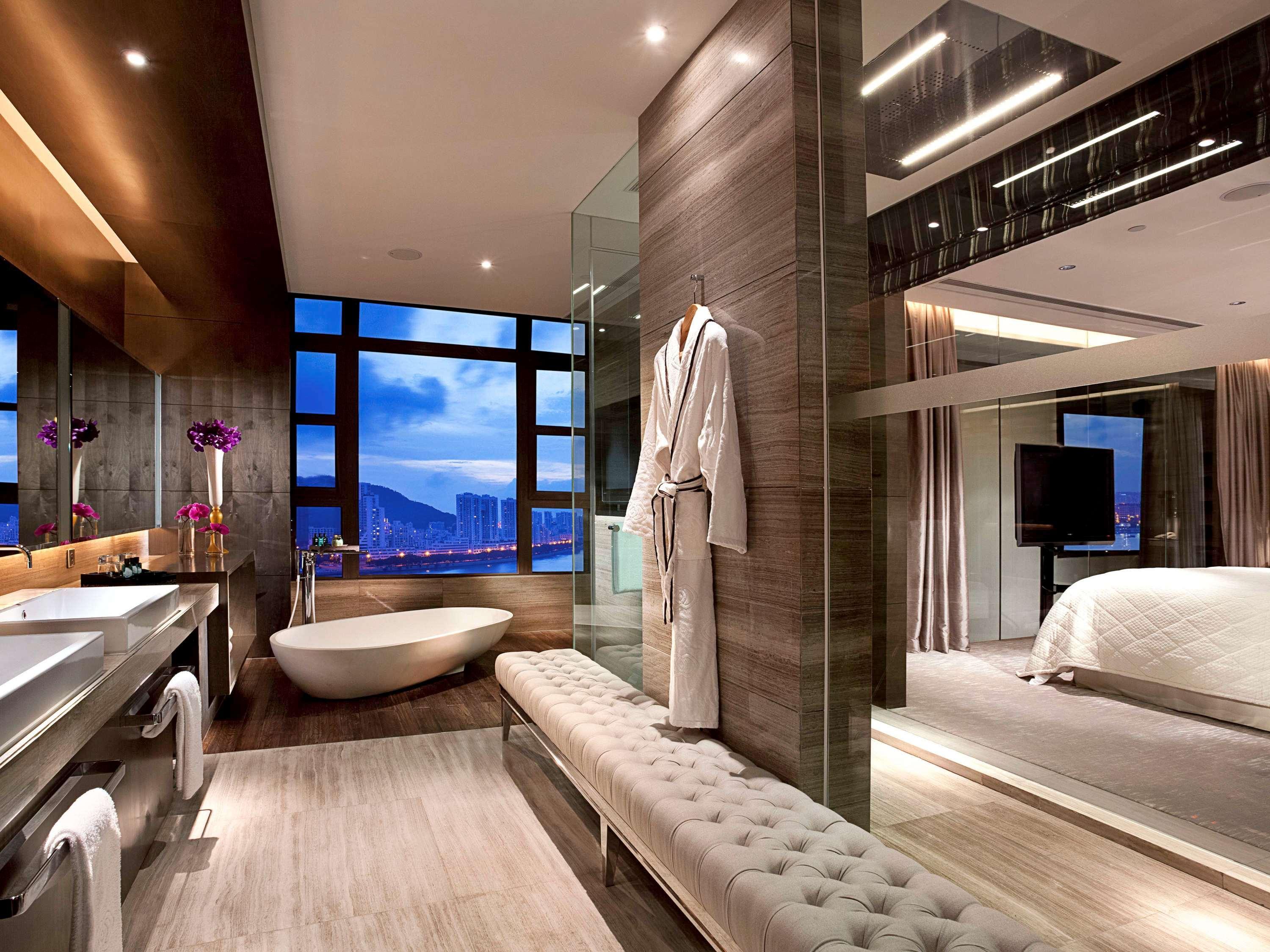 Hotel Sofitel Macau At Ponte 16 Exterior foto The bathroom of a suite at the hotel