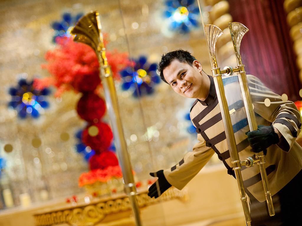 Hotel Sofitel Macau At Ponte 16 Exterior foto A bellboy at the Crown Towers