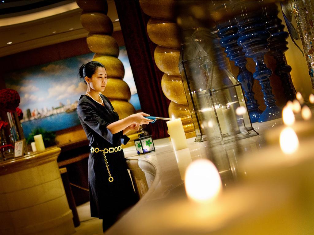 Hotel Sofitel Macau At Ponte 16 Exterior foto A hotel concierge